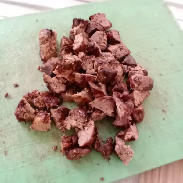 Goreng hati ayam sampai matang, kemudian potong dadu.