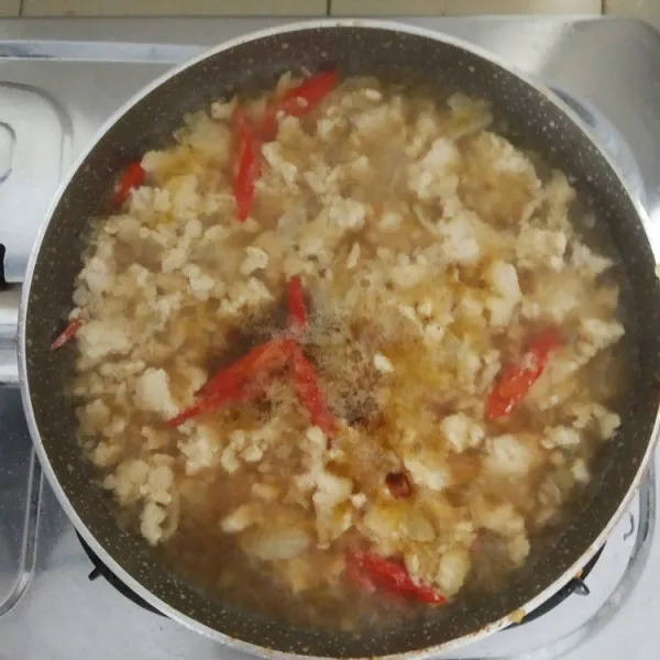 Tambahkan air masak sampai air sedikit menyusut.