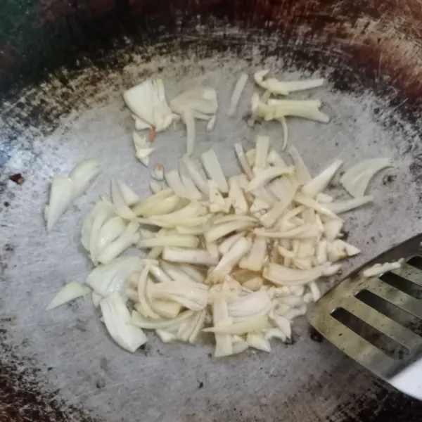 Panaskan 3 sdm minyak goreng. Tumis bawang bombai dan bawang putih sampai harum.