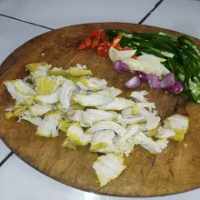 Rebus dada ayam dengan kunyit dan garam kemudian setelah matang disuir kasar.