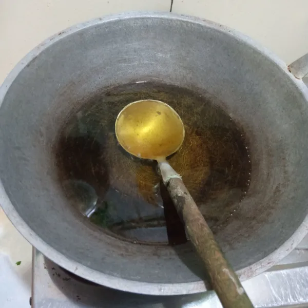 Panaskan minyak masukkan cetakan ote-ote