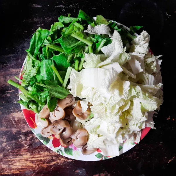 Agar lebih cepat empuk sayurannya aku rebus terlebih dahulu. Caranya didihkan air lalu tambahkan bawang putih cincang dan garam secukupnya, rebus sayuran mulai dari yang paling keras. Angkat dan sisihkan.