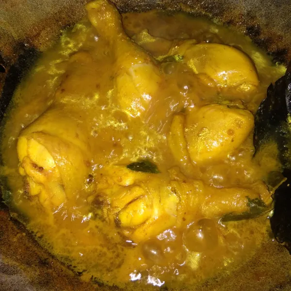 Ungkep/ rebus ayam sampai empuk dan bumbu meresap.