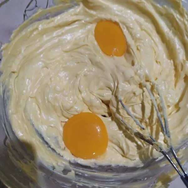 Masukkan 2 butir kuning telur, aduk hingga tercampur rata.