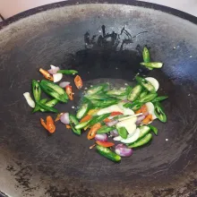 Masukan irisan rawit merah, cabai hijau, bawang putih dan bawang merah. Tumis hingga setengah layu
