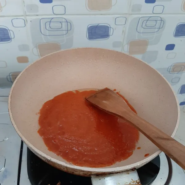 Panaskan sedikit minyak, tumis bumbu halus, tambahkan garam, dan kaldu bubuk. Masak sampai tanak dan kering.