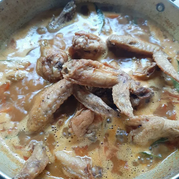 Masukkan sayap ayam goreng, 1/2 sendok teh garam dan 1 sendok teh gula. Aduk rata. Masak kembali selama 10 menit sampai matang dan bumbu meresap.