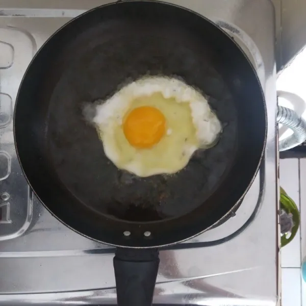 Ceplok telur di dalam minyak panas lalu angkat.