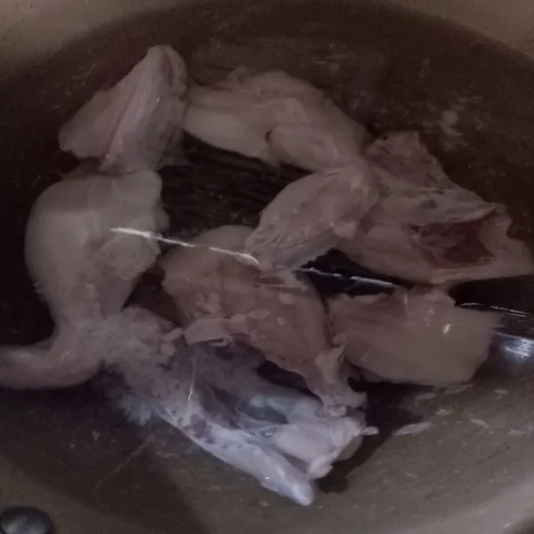 Rebus ayam sampai setengah empuk tambahkan 1 sdm garam kasar