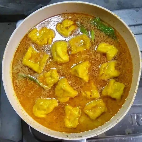 Masukkan tahu, kaldu bubuk, merica bubuk, gula pasir dan garam.