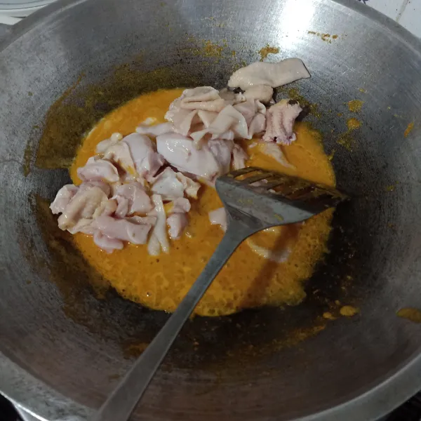 Masukkan potongan ayam, aduk rata dan masak sampai ayam berubah warna.