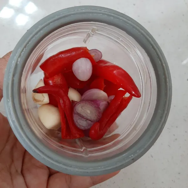 Haluskan bumbu halus.