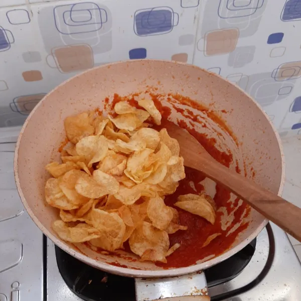 Masukkan keripik kentang, aduk rata. Siap disajikan.