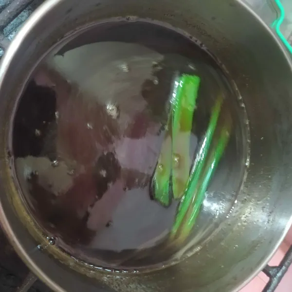 Masak gula merah, gula putih, air dan pandan. Aduk-aduk sampai gula larut dan air mendidih. Saring dan dinginkan.