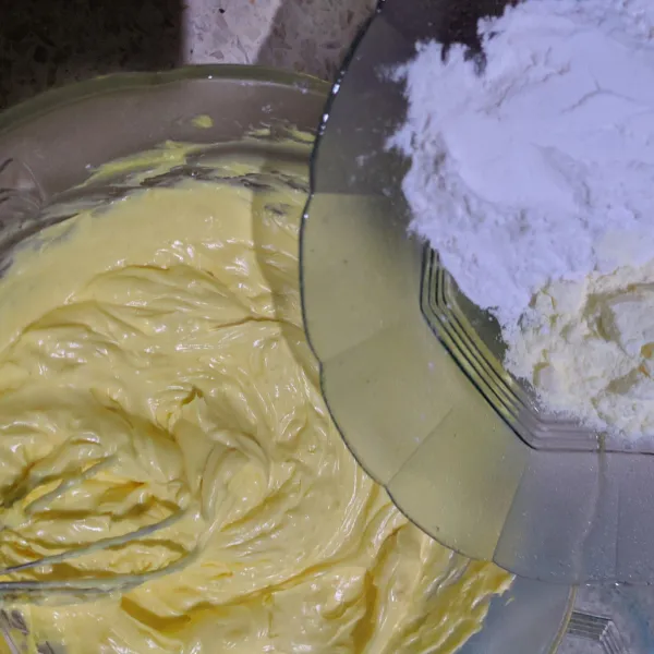 Masukkan susu bubuk, tepung maizena, dan tepung terigu. Aduk hingga tercampur rata dan kalis.
