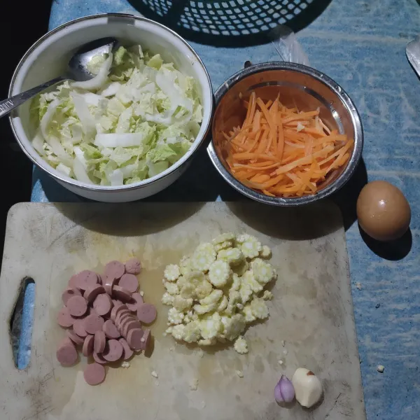 Cincang bawang putih dan bawang merah, kemudian tumis menggunakan 1 sendok makan minyak goreng hingga wangi.