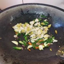 Masukan dada ayam, tumis hingga seluruh bahan layu
