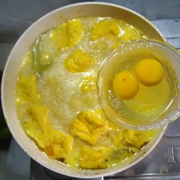 Masak sampai mendidih dan matang, lalu masukkan telur, jangan sampai pecah kuning telurnya.