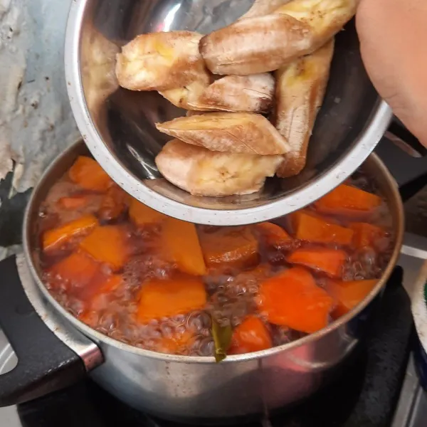 Kemudian masukkan pisangnya ya.