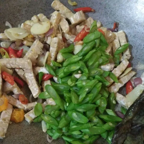 Tambahkan potongan buncis, tuang air, masak hingga buncis 1/2 matang