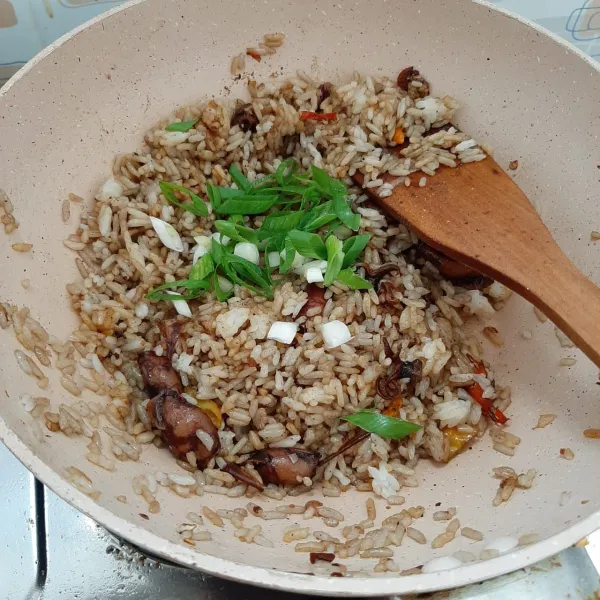 Masukkan irisan daun bawang sesaat sebelum diangkat. Siap disajikan