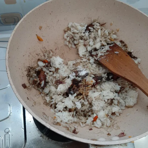 Masukkan nasi, aduk rata. Tambahkan garam, penyedap, kecap. Aduk rata kembali