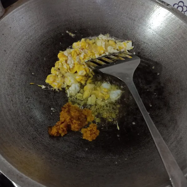 Masukkan bumbu halus, tumis sampai matang dan harum.
