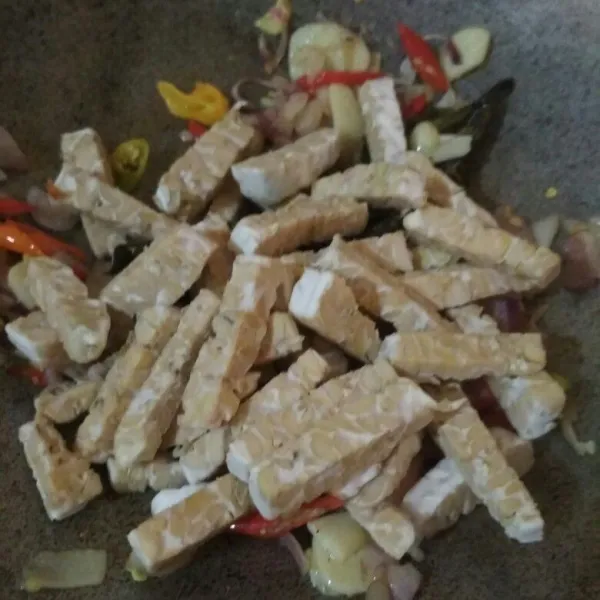 Tambahkan potongan tempe, aduk rata
