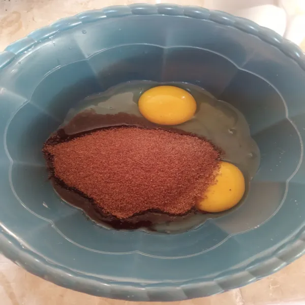 Mixer speed rendah telur dan gula, asal tercampur