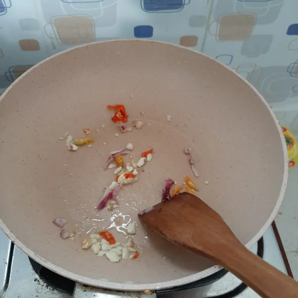 Tumis irisan bawang merah, bawang putih dan cabe rawit sampai harum