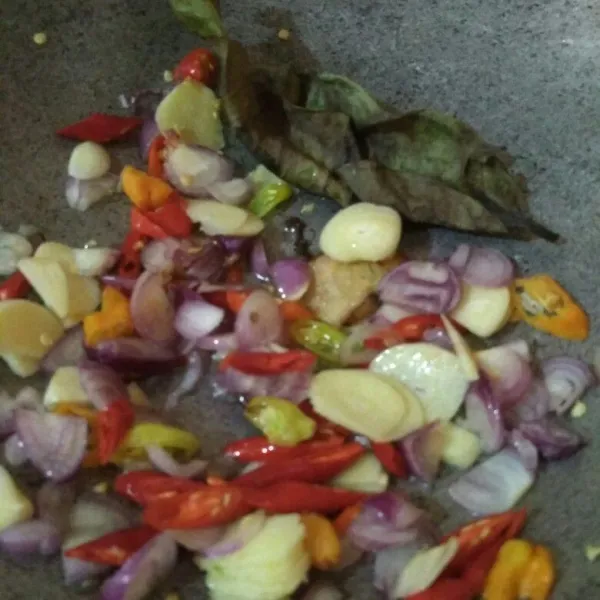 Tumis bumbu, daun salam dan lengkuas hingga harum