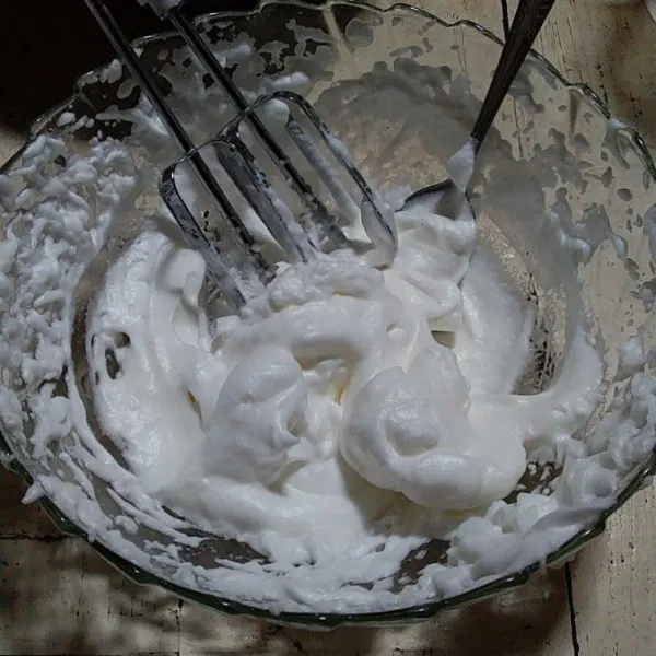 Mixer putih telur hingga mengembang. Masukan vanili dan gula pasir. Mixer hingga kaku