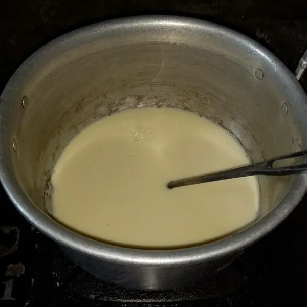 Campurkan semua bahan kecuali margarin dan daging kelapa muda. Aduk hingga tercampur rata kemudian saring.