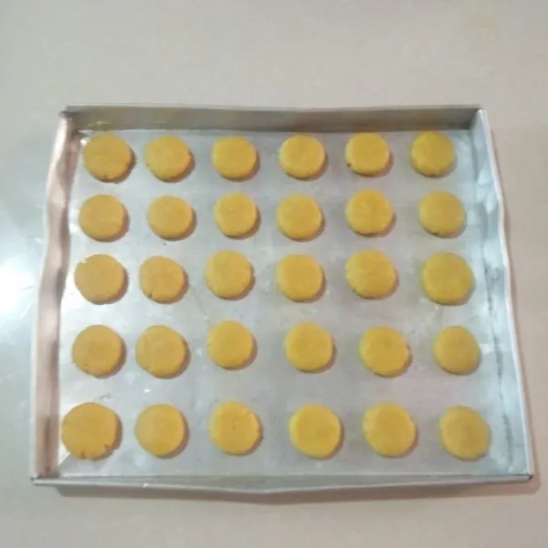 Oles loyang dengan margrin. Lalu cetak adonan sesuai selera (saya mencetak bentuk bulat pipih). Panaskan oven, panggang kue di api cenderung kecil hingga matang atau hingga kue berwarna kuning ke emasan.