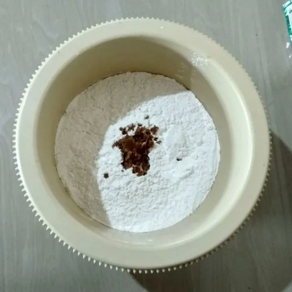 Dalam wadah, masukan tepung beras, bumbu halus dan air kapur sirih. Aduk hingga tercampur rata.