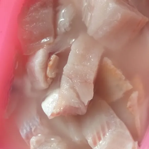Siapkan larutan perendam, rendam fillet ikan sekitar 10 menit.
