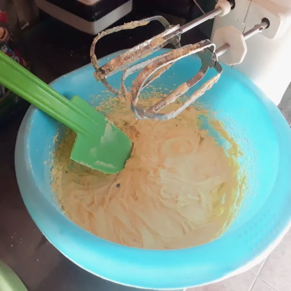 Masukkan telur, mixer hingga menyatu.