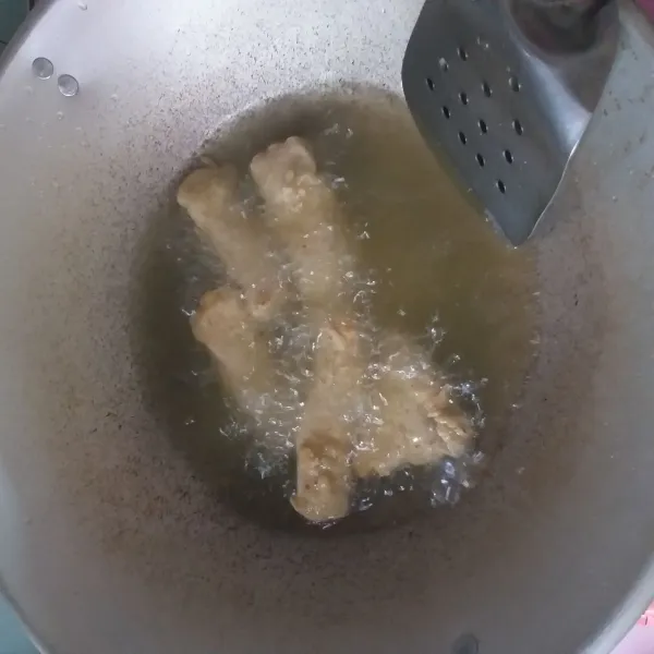 Panaskan minyak, goreng fillet ikan hingga kecoklatan.