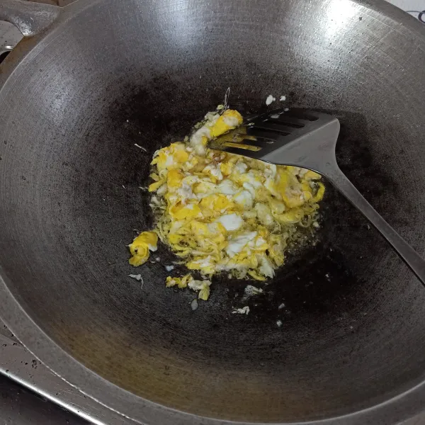 Goreng telur orak-arik dengan sedikit minyak sampai matang.