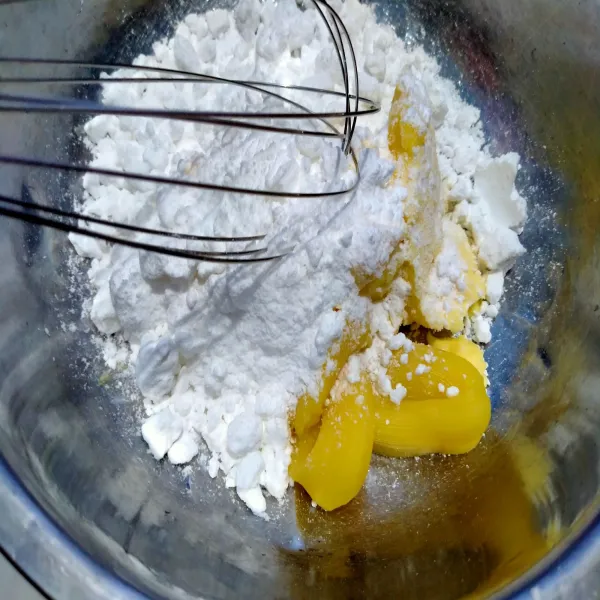Aduk butter, margarin, dan gula halus sampai tercampur rata saja. Boleh menggunakan mixer atau whisk.