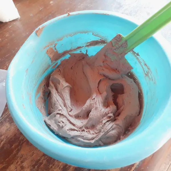 Tambahkan cokelat, susu, maizena, baking powder & terigu. Aduk rata dengan spatula.