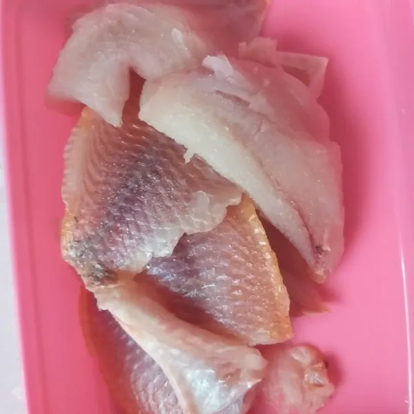 Pisahkan daging ikan nila dari tulangnya, cuci bersih dan kucuri perasan jeruk nipis. Sisihkan.