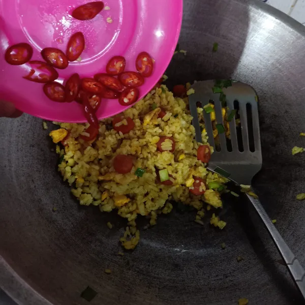 Masukkan irisan cabe dan daun bawang, aduk rata.