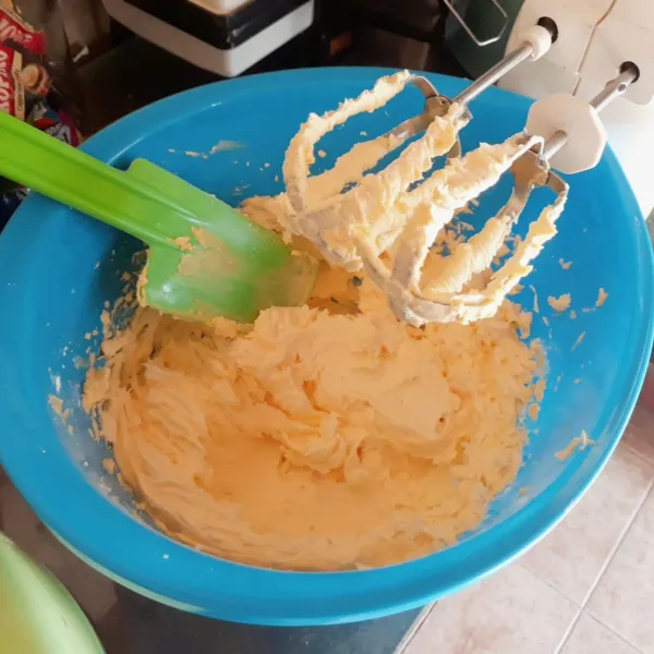 Mixer margarin, minyak & gula hingga pucat (2 menit).