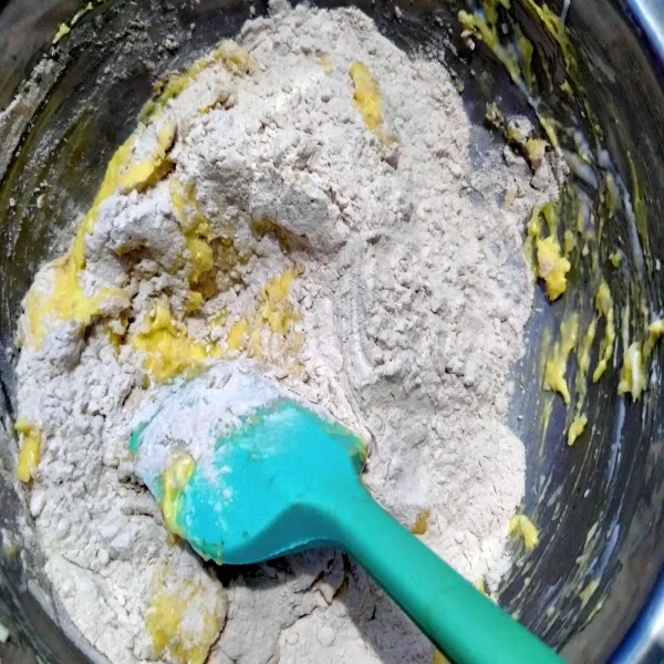 Lalu tambahkan tepung sagu secara bertahap aduk hingga rata.