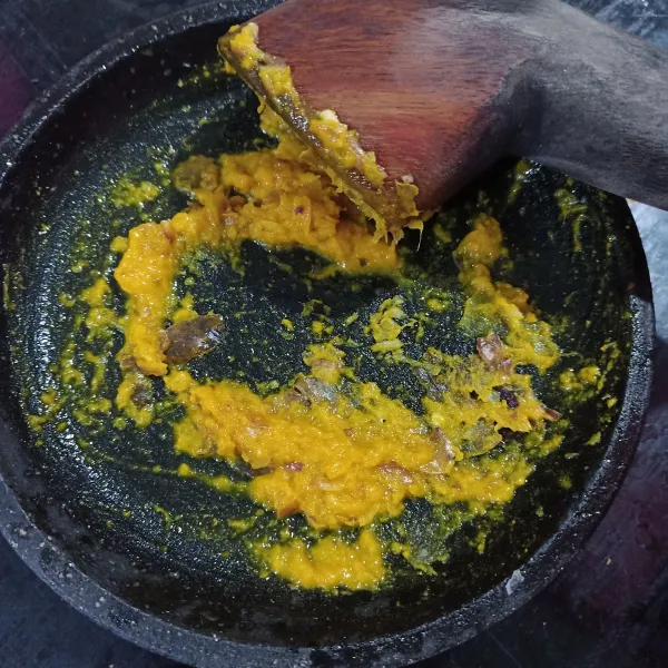 Uleg bumbu sampai halus.