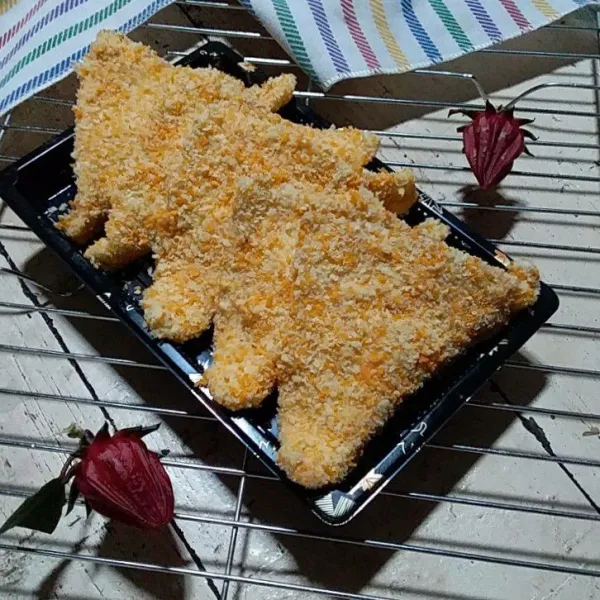 Simpan roti ke dalam freezer. Jika hendak digoreng. Keluarkan dari freezer biarkan di suhu ruang selama 10 menit