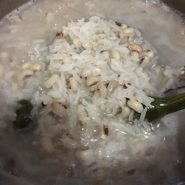 Masak hingga beras ketan empuk.