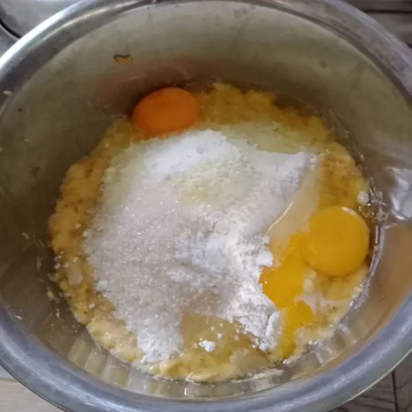 Masukkan terigu, gula, susu bubuk, telur, garam dan vanili.