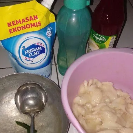 Siapkan symple syrup, sirsak, skm, air matang dan sirup cocopandan